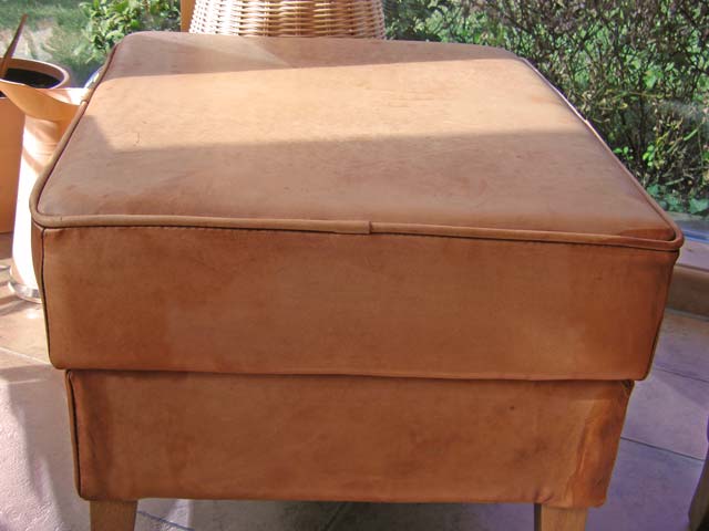 Bestand:Schafsleder-Hocker-01.jpg