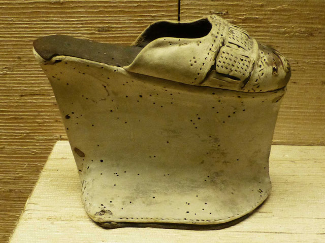 Bestand:Schuh-02-Chopine-Venedig.jpg