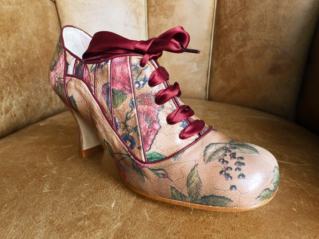Bestand:Schuh-bedruckt-01.jpg