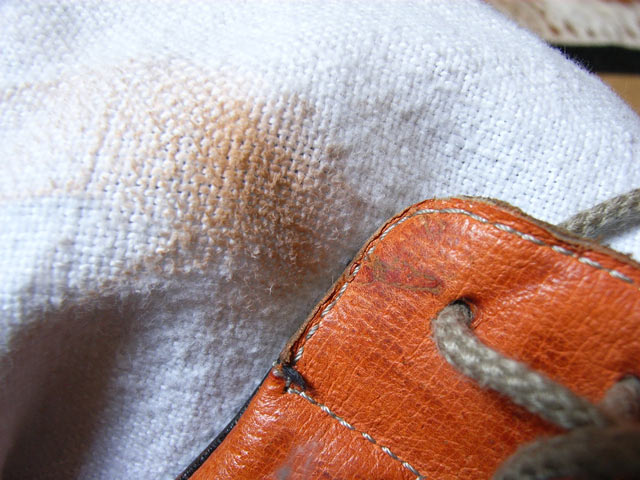 Bestand:Schuhe-Abfaerbung-01.jpg