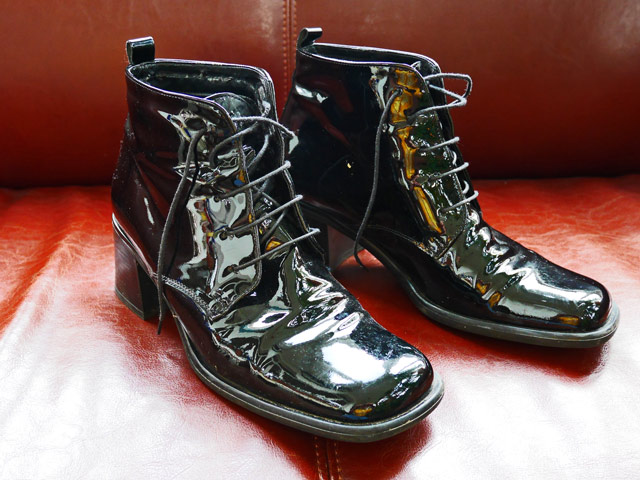 Bestand:Schuhe-Lackleder-01.jpg