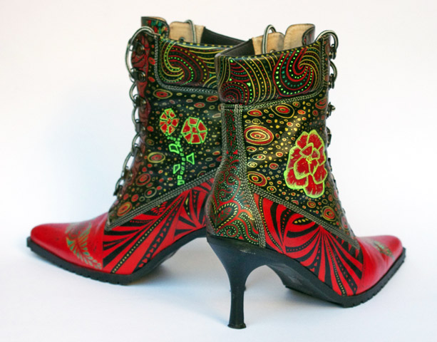 Bestand:Schuhe-bemalt-03.jpg