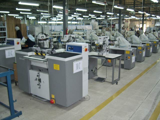 Bestand:Schuhfabrik-Jordanien-Schaerf-Spaltmaschinen.jpg