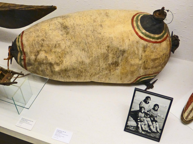 Bestand:Seehundfell-gewendet---Schwimmer-für-Wahlharpune-01-Ledermuseum-Offenbach.jpg