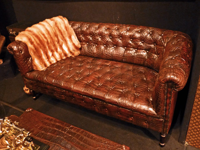 Bestand:Sofa-Krokodilleder-03.jpg