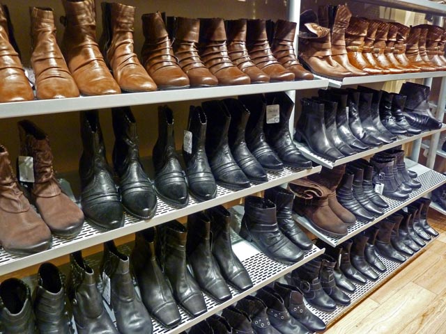 Bestand:Stiefel-Schuhgeschäft-001.jpg