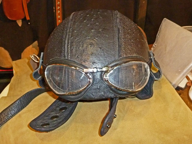 Bestand:Straussenleder-Helm-01.jpg