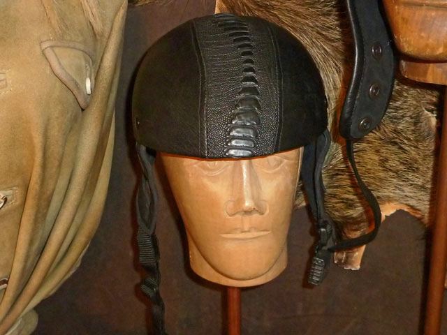 Bestand:Straussenleder-Helm-Fuss-01.jpg