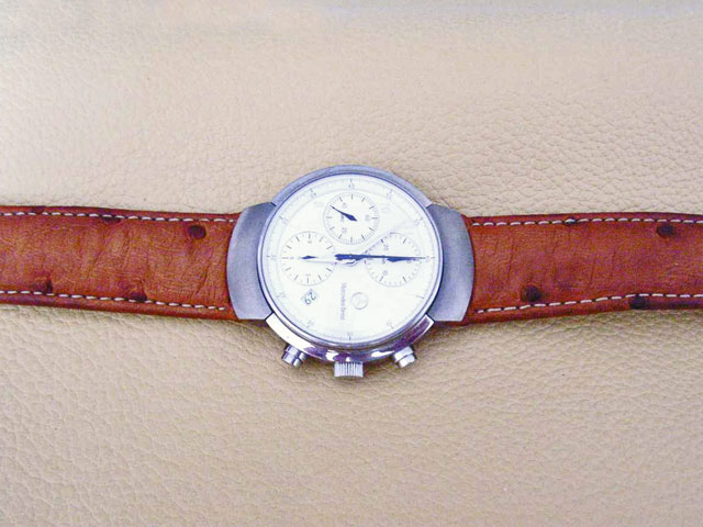 Bestand:Straussenleder-Uhr-Mercedes.jpg