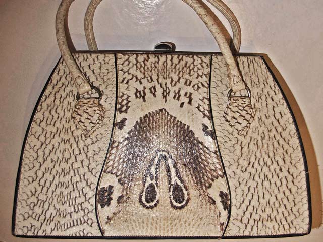 Bestand:Tasche-Brillenschlange-01.jpg