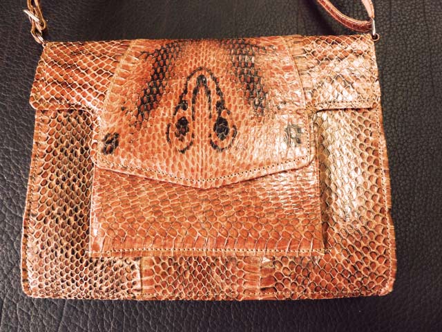 Bestand:Tasche-Brillenschlange-02.jpg