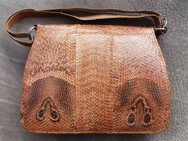 Bestand:Tasche-Brillenschlange-03.jpg