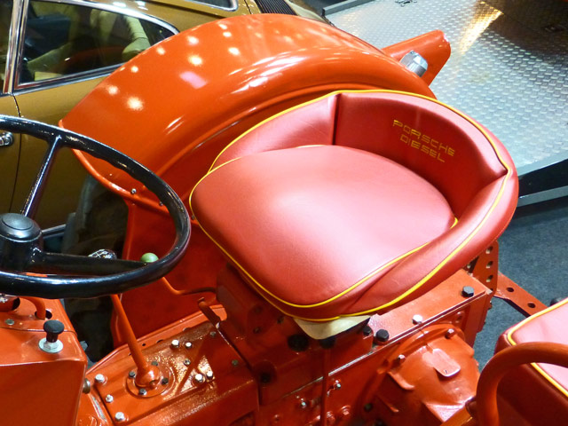 Bestand:Treckersitz-Kunstleder-Porsche-01.jpg