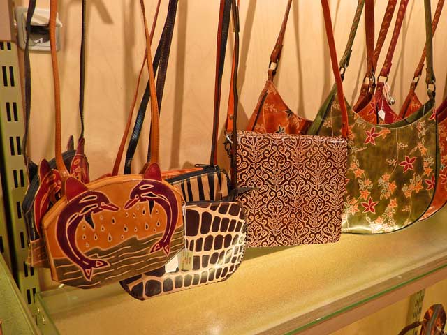 Bestand:Ziegenleder-Taschen.jpg