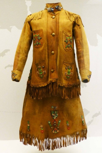 Bestand:Lederbekleidung-Indianer-01-Ledermuseum-Offenbach.jpg