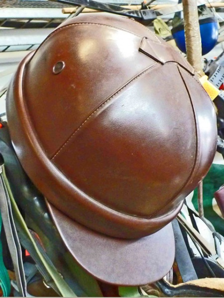 Bestand:Lederhelm-02.jpg