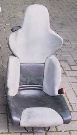 De lichtere delen van deze BMW Z1 stoel zijn bekleed met nubuck.